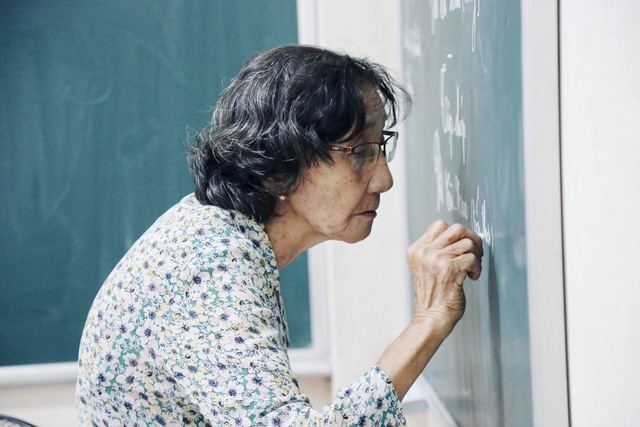 Chuyện bà giáo già 74 tuổi ngày rong ruổi bán vé số, tối đứng lớp dạy chữ cho trẻ em nghèo - Ảnh 10.