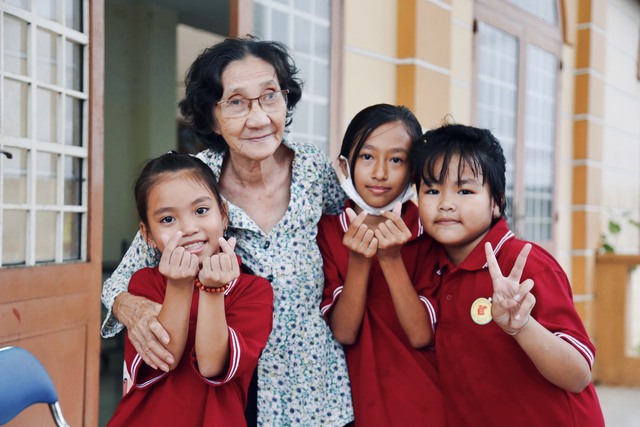 Chuyện bà giáo già 74 tuổi ngày rong ruổi bán vé số, tối đứng lớp dạy chữ cho trẻ em nghèo - Ảnh 7.