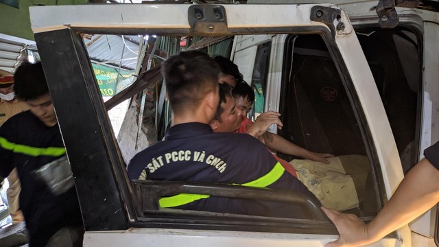 Hà Nội: Giải cứu tài xế mắc kẹt trong cabin do húc sập tường nhà dân - Ảnh 2.