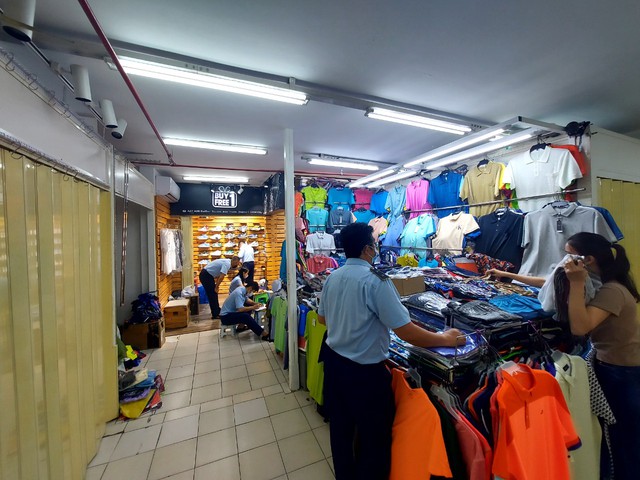 Tịch thu lượng lớn hàng giả, hàng nhái tại “thiên đường mua sắm” Sài Gòn Square - Ảnh 1.