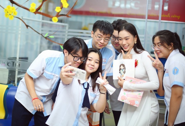 Hoa hậu Ban Mai về thăm trường cũ tri ân Ngày Nhà Giáo Việt Nam - Ảnh 3.