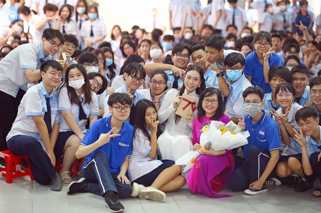 Hoa hậu Ban Mai về thăm trường cũ tri ân Ngày Nhà Giáo Việt Nam - Ảnh 7.