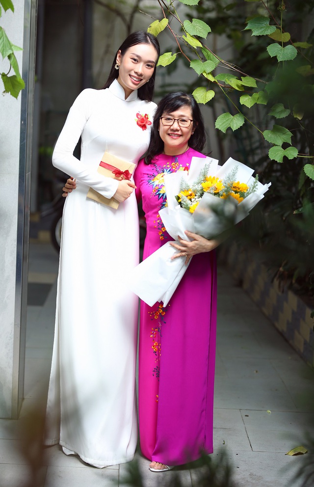 Hoa hậu Ban Mai về thăm trường cũ tri ân Ngày Nhà Giáo Việt Nam - Ảnh 5.
