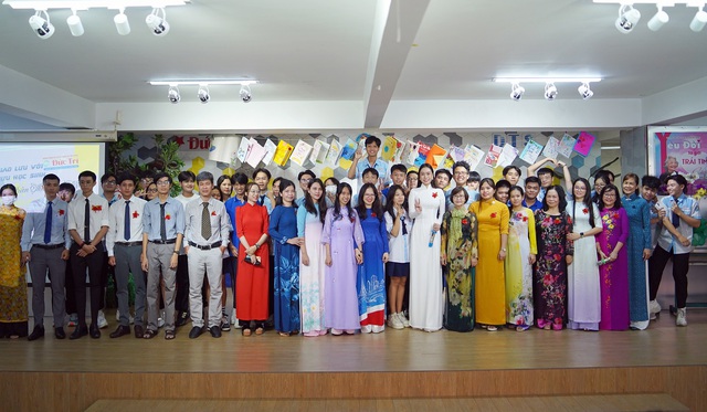 Hoa hậu Ban Mai về thăm trường cũ tri ân Ngày Nhà Giáo Việt Nam - Ảnh 1.