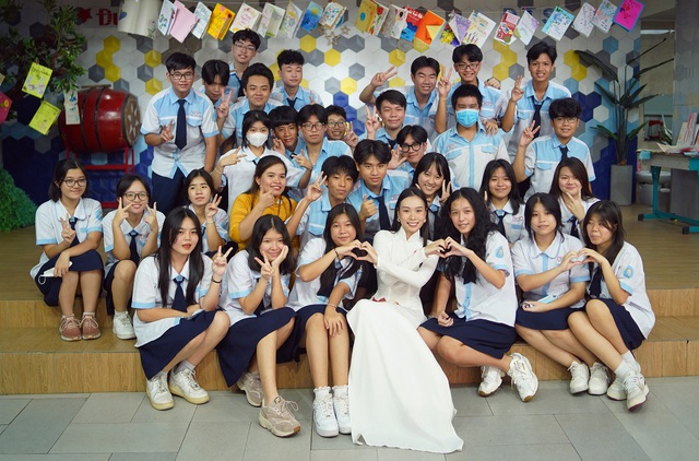 Hoa hậu Ban Mai về thăm trường cũ tri ân Ngày Nhà Giáo Việt Nam - Ảnh 2.