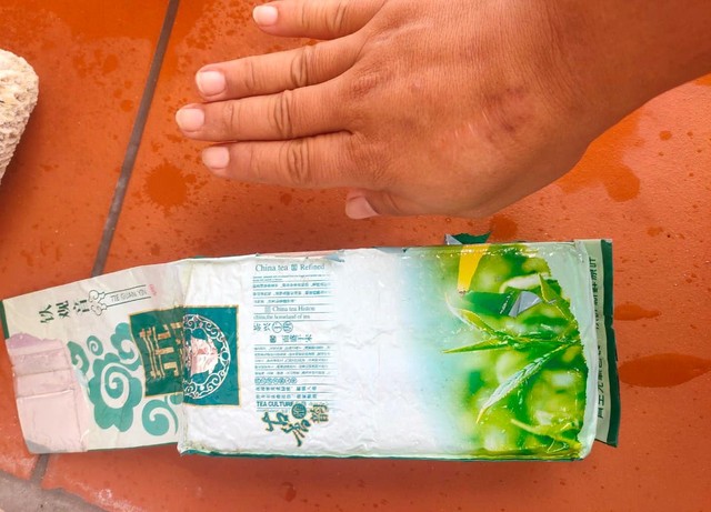 Phát hiện 2 gói nilon nghi chứa ma túy dạt vào biển Đà Nẵng - Ảnh 1.