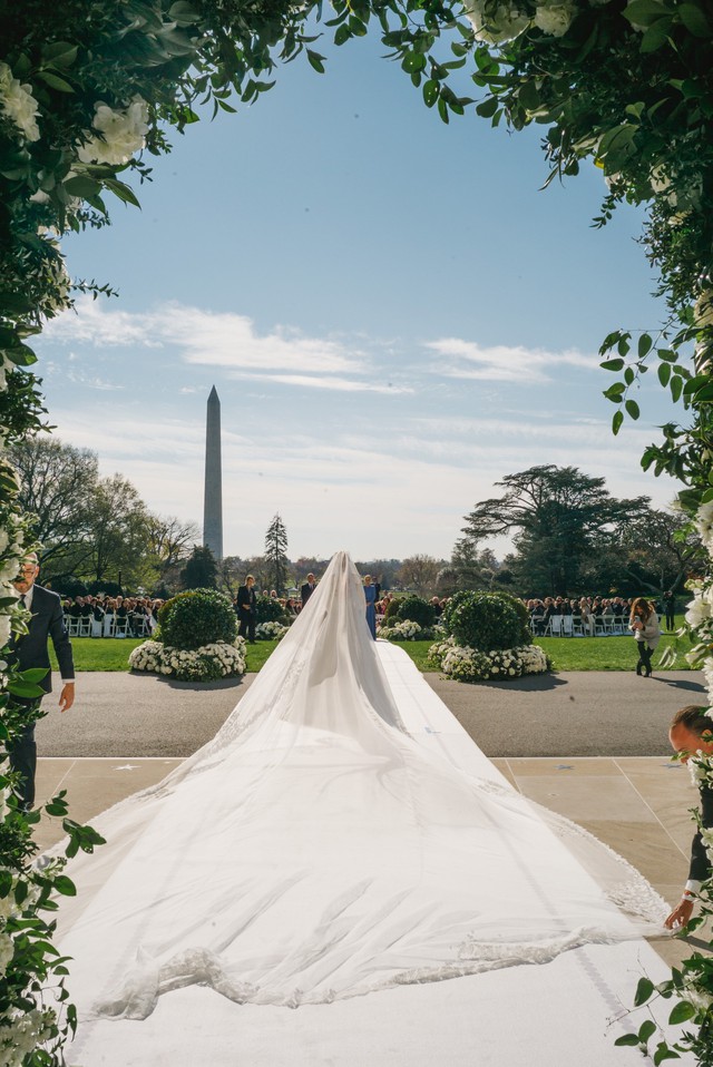 Đám cưới Nhà Trắng đầu tiên sau nhiều năm: Cháu gái Tổng thống Biden xinh đẹp trong hôn lễ riêng tư  - Ảnh 8.