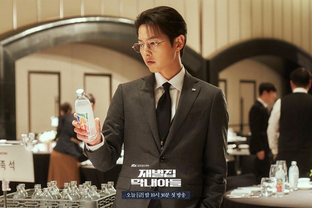 Cậu Út Nhà Tài Phiệt liên tục phá kỷ lục tỷ suất người xem, Song Joong Ki được khen hết lời - Ảnh 1.