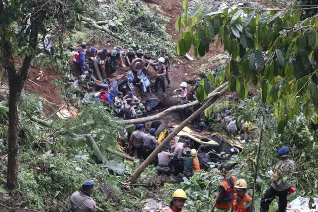 Tiếp tục nỗ lực cứu hộ động đất Indonesia: Thương vong chưa dừng lại - Ảnh 1.