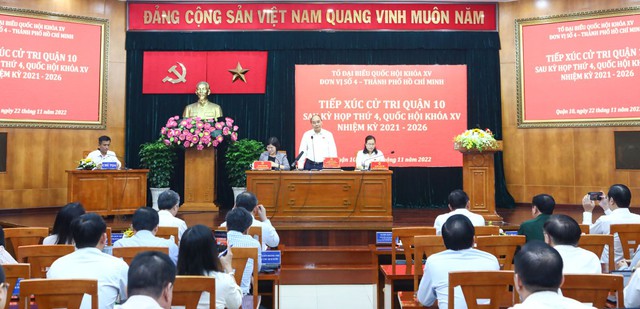 Chủ tịch nước Nguyễn Xuân Phúc tiếp xúc cử tri TP.HCM - Ảnh 2.