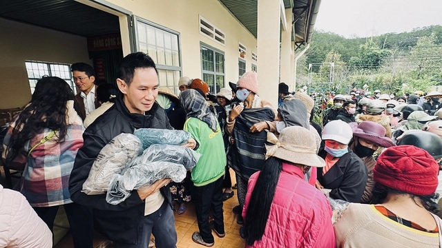 Lý Hải mang 3.500 áo ấm tặng bà con đồng bào tại Lâm Đồng, Gia Lai - Ảnh 1.