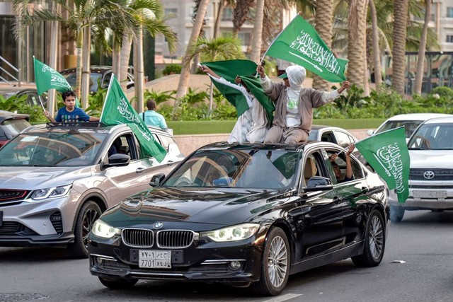 Fan Saudi Arabia phá cửa nhà, &quot;đi bão&quot; mừng chiến thắng lịch sử trước Argentina - Ảnh 3.