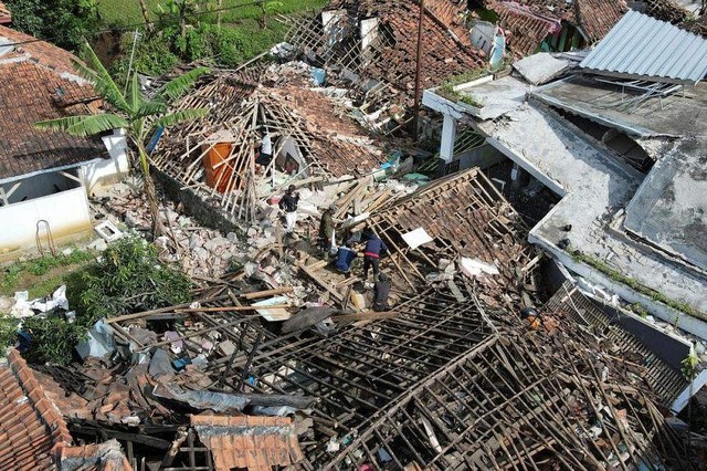Giữa động đất thương vong nặng nề, một tòa cao ốc tại Indonesia vẫn đứng vững - Ảnh 2.