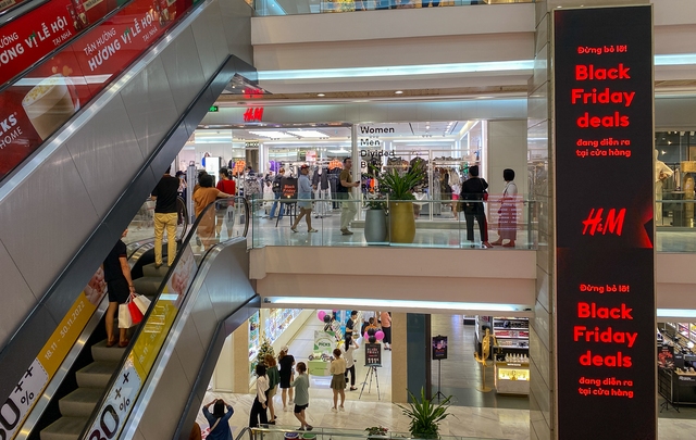Black Friday năm 2022: TP.HCM rầm rộ mua sắm, Hà Nội đìu hiu vắng khách dù tung sale &quot;khủng&quot;  - Ảnh 1.