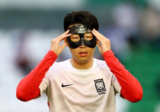 Khán giả Hàn Quốc đeo mặt nạ để cổ vũ Son Heung-min trong trận mở màn của Hàn Quốc tại World Cup - Ảnh 3.