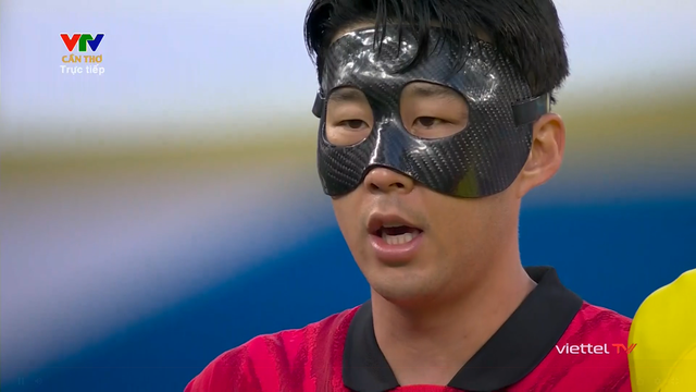 Khán giả Hàn Quốc đeo mặt nạ để cổ vũ Son Heung-min trong trận mở màn của Hàn Quốc tại World Cup - Ảnh 1.