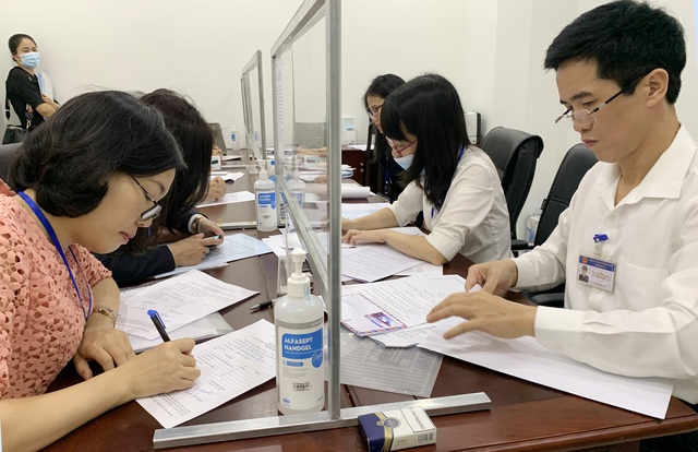 Hà Nội ủy quyền hơn 600 thủ tục hành chính cho cơ sở - Ảnh 1.