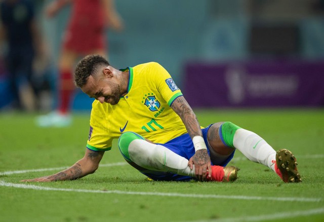 Neymar bật khóc vì chấn thương, mắt cá chân sưng vù - Ảnh 1.