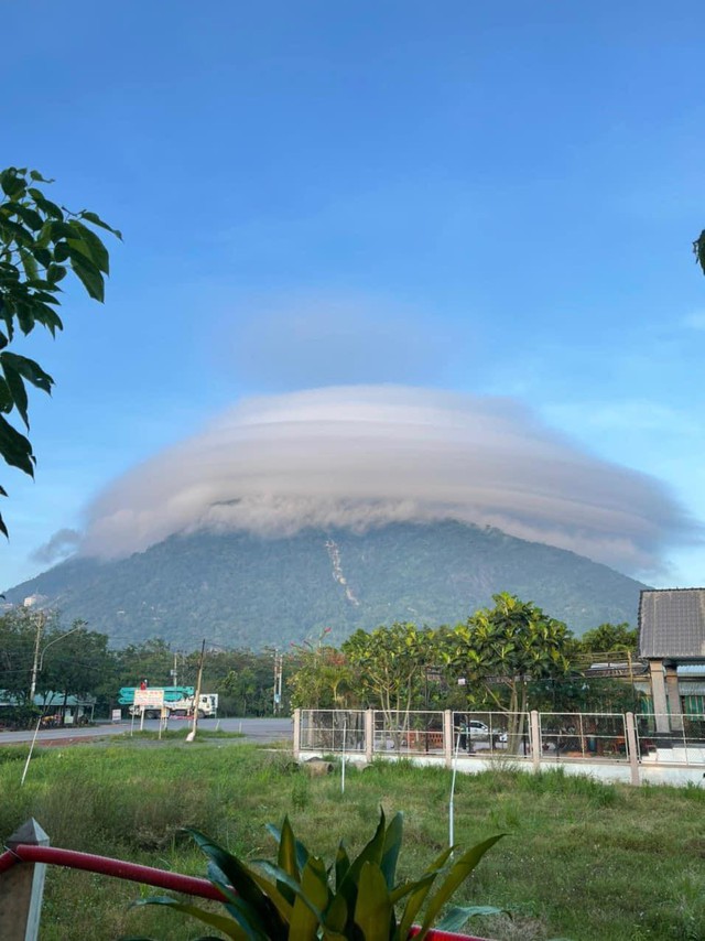 Đâu là điều kiện để hình thành đám mây “đĩa bay” ở núi Bà Đen? - Ảnh 1.