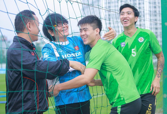 Cầu thủ Hà Nội FC vui mừng khi gặp lại các đồng đội ở đội tuyển Việt Nam - Ảnh 1.