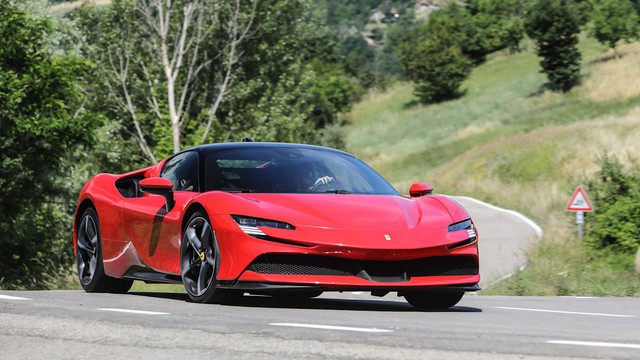 Lamborghini và Porsche khiến Ferrari 'nóng mặt' trước xu thế siêu xe gầm cao - Ảnh 1.