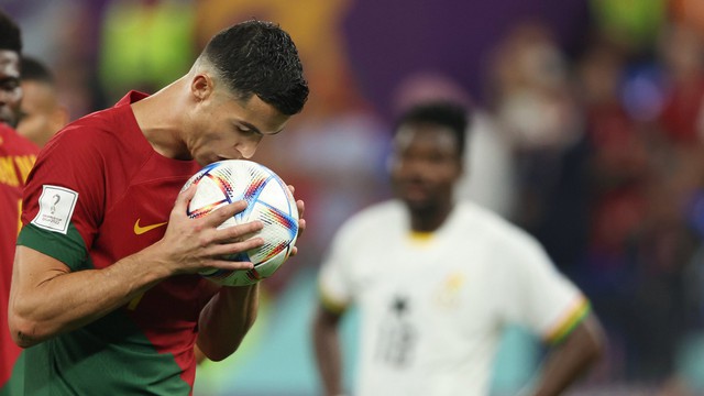 Ronaldo lập kỷ lục không mong muốn trong ngày ghi bàn cho Bồ Đào Nha - Ảnh 1.