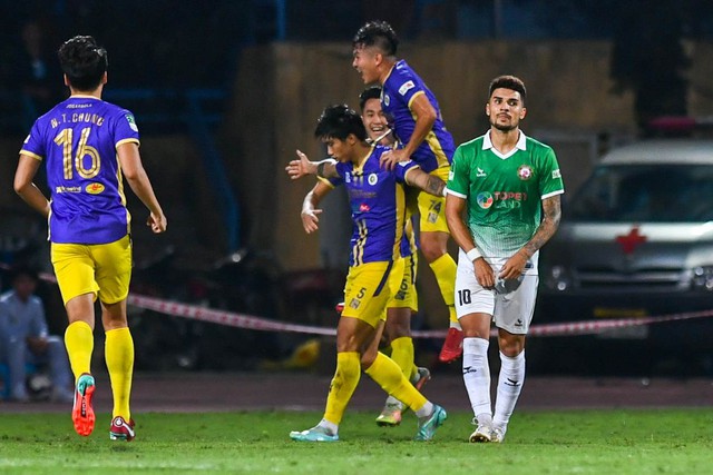 Cầu thủ Hà Nội FC tung hô bầu Hiển, ăn mừng cú đúp vô địch quốc nội  - Ảnh 1.