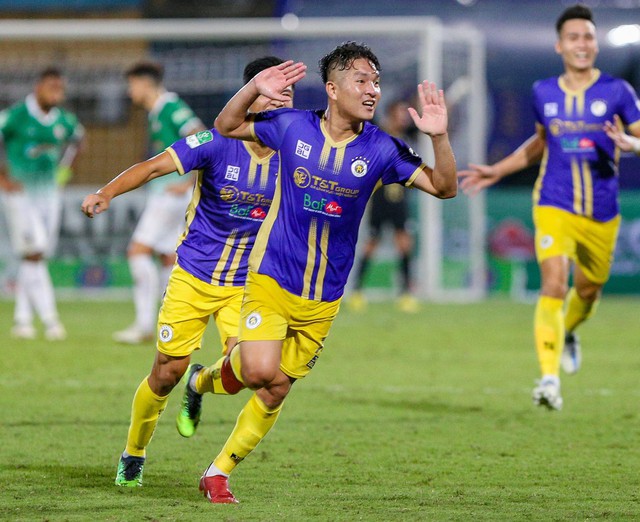 Cầu thủ Hà Nội FC tung hô bầu Hiển, ăn mừng cú đúp vô địch quốc nội  - Ảnh 2.