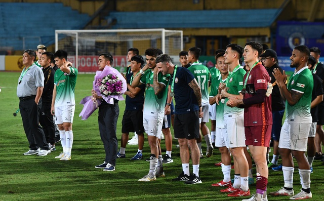 Đình Trọng lặng nhìn các đồng đội cũ ăn mừng chức vô địch - Ảnh 6.