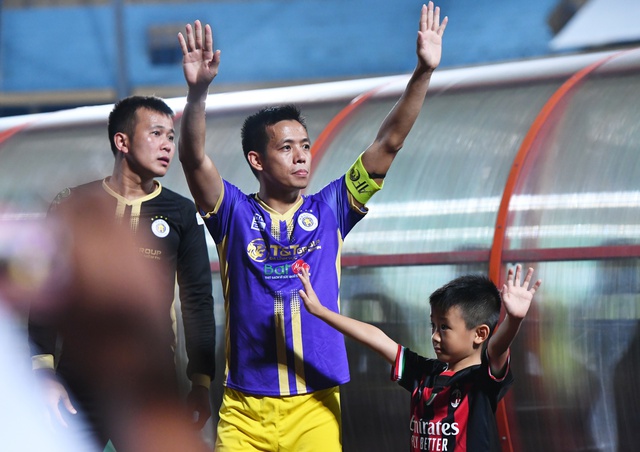 Cầu thủ Hà Nội FC tung hô bầu Hiển, ăn mừng cú đúp vô địch quốc nội  - Ảnh 7.