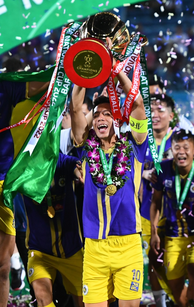 Cầu thủ Hà Nội FC tung hô bầu Hiển, ăn mừng cú đúp vô địch quốc nội  - Ảnh 8.