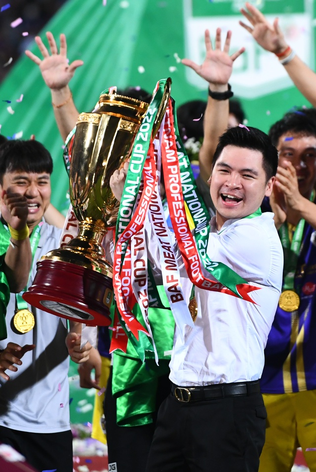 Cầu thủ Hà Nội FC tung hô bầu Hiển, ăn mừng cú đúp vô địch quốc nội  - Ảnh 9.