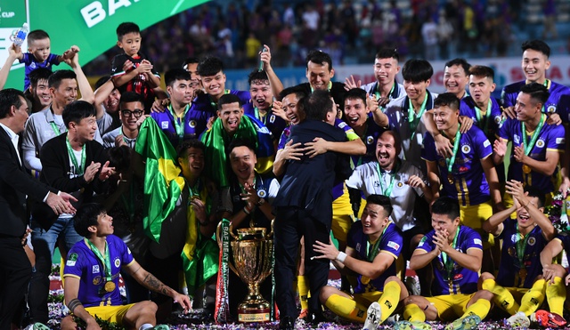 Cầu thủ Hà Nội FC tung hô bầu Hiển, ăn mừng cú đúp vô địch quốc nội  - Ảnh 5.