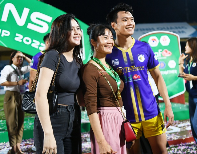 Cầu thủ Hà Nội FC tung hô bầu Hiển, ăn mừng cú đúp vô địch quốc nội  - Ảnh 10.