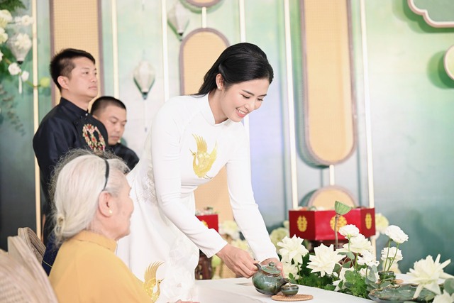 Hoa hậu Ngọc Hân diện áo dài nền nã, sánh đôi cùng chồng sắp cưới trong lễ ăn hỏi tại Hà Nội - Ảnh 2.
