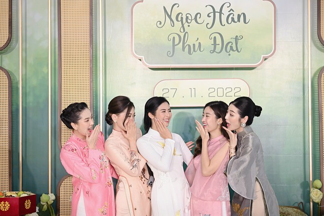 Hoa hậu Ngọc Hân diện áo dài nền nã, sánh đôi cùng chồng trong lễ ăn hỏi tại Hà Nội  - Ảnh 4.