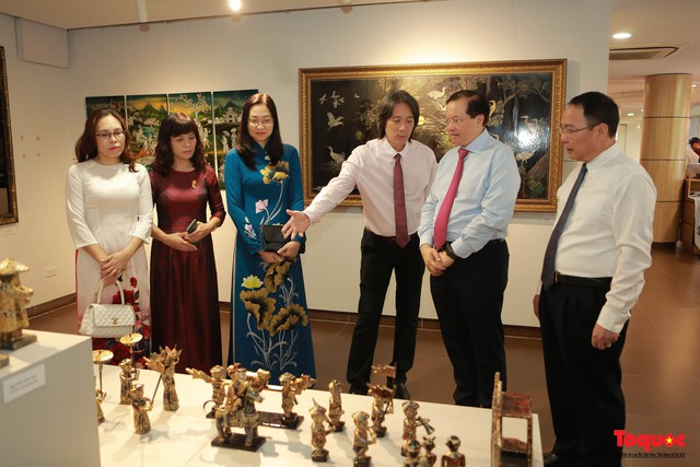 Thứ trưởng Tạ Quang Đông dự triển lãm “Sản phẩm sơn mài Việt Nam” - Ảnh 3.