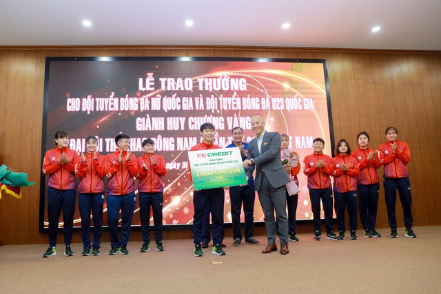 FE CREDIT trực tiếp trao 3 tỷ đồng cho Đội tuyển bóng đá nữ Quốc gia Việt Nam - Ảnh 1.