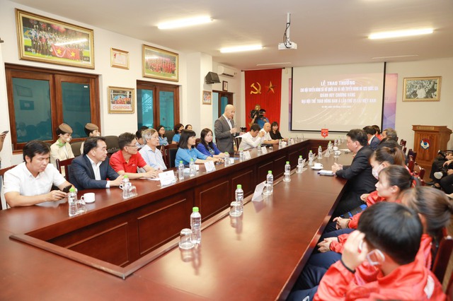 FE CREDIT trực tiếp trao 3 tỷ đồng cho Đội tuyển bóng đá nữ Quốc gia Việt Nam - Ảnh 2.