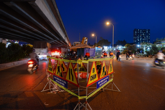 Rào chắn trên đường Nguyễn Xiển được thu hẹp, người dân thoát cảnh tắc đường - Ảnh 1.