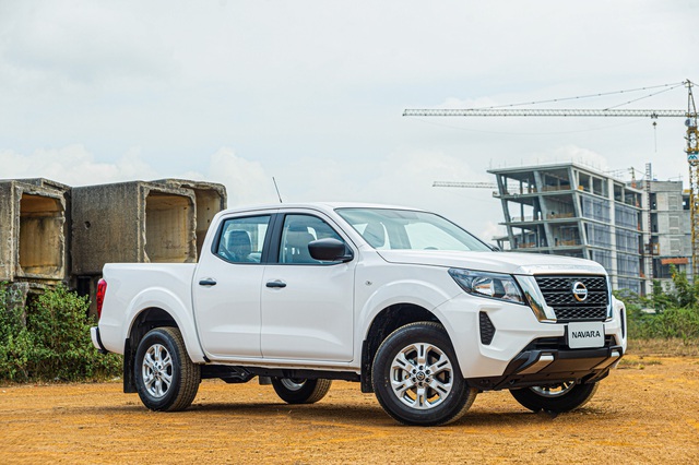 Nissan Navara ra mắt phiên bản giá rẻ - Ảnh 1.