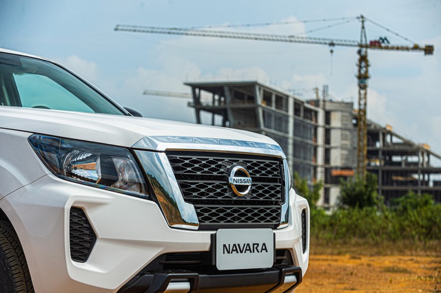 Nissan Navara ra mắt phiên bản giá rẻ - Ảnh 2.