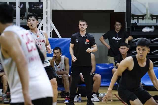HLV Matt van Pelt lần đầu dẫn dắt tuyển bóng rổ Việt Nam: &quot;Tôi nghĩ về cơ hội nhiều hơn áp lực&quot; - Ảnh 1.