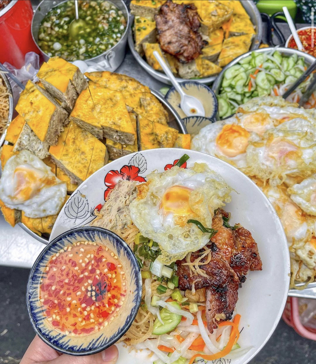 Du khách nước ngoài thích thú với dàn thức ăn “khủng” của cơm tấm, bất ngờ hơn khi ăn tận 8 món mà giá chỉ 180k - Ảnh 1.