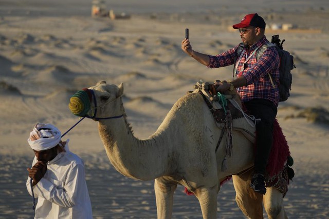 Cưỡi lạc đà trên đồi cát: Du khách trải nghiệm thích thú ở Qatar vào mùa World Cup - Ảnh 3.