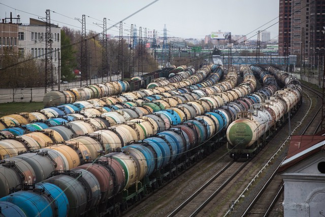 EU bất đồng về áp giá trần dầu Nga, gia tăng rạn nứt quan hệ giữa châu Âu và Mỹ  - Ảnh 1.