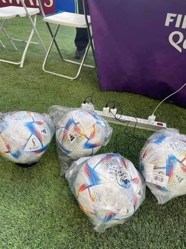 Hình ảnh hiếm gặp: Quả bóng World Cup 2022 được sạc pin - Ảnh 1. Hình ảnh hiếm gặp: Quả bóng World Cup 2022 được sạc pin - Ảnh 1.