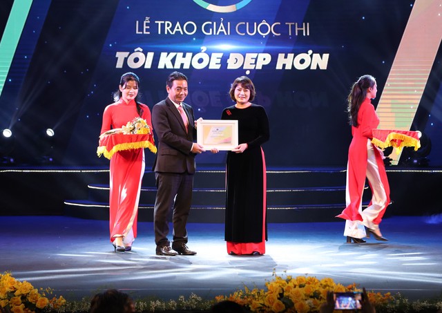 Đồng chí Hoàng Đạo Cương - Ủy viên Ban Cán sự Đảng, Thứ trưởng Bộ Văn hóa - Thể thao và Du lịch trao Giair Nhất cho thí sinh Nguyễn Thị Thu Lan đến từ Hà Nội.