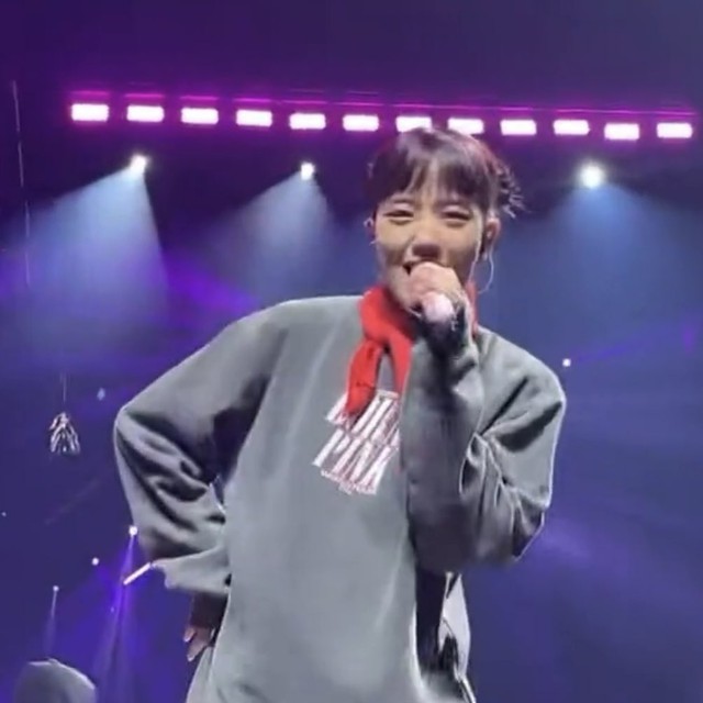 Jisoo tại concert BLACKPINK: YG lên tiếng về sức khỏe và sự thật về chiếc &quot;mái ngố&quot; gây sốt  - Ảnh 5.
