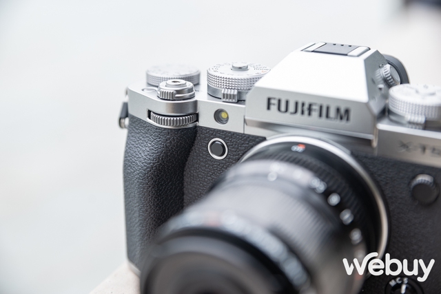 Cận cảnh Fujifilm X-T5 tại Việt Nam: Cảm biến 40MP có chống rung IBIS, quay video 6.2K, giá gần 43.5 triệu đồng - Ảnh 4.